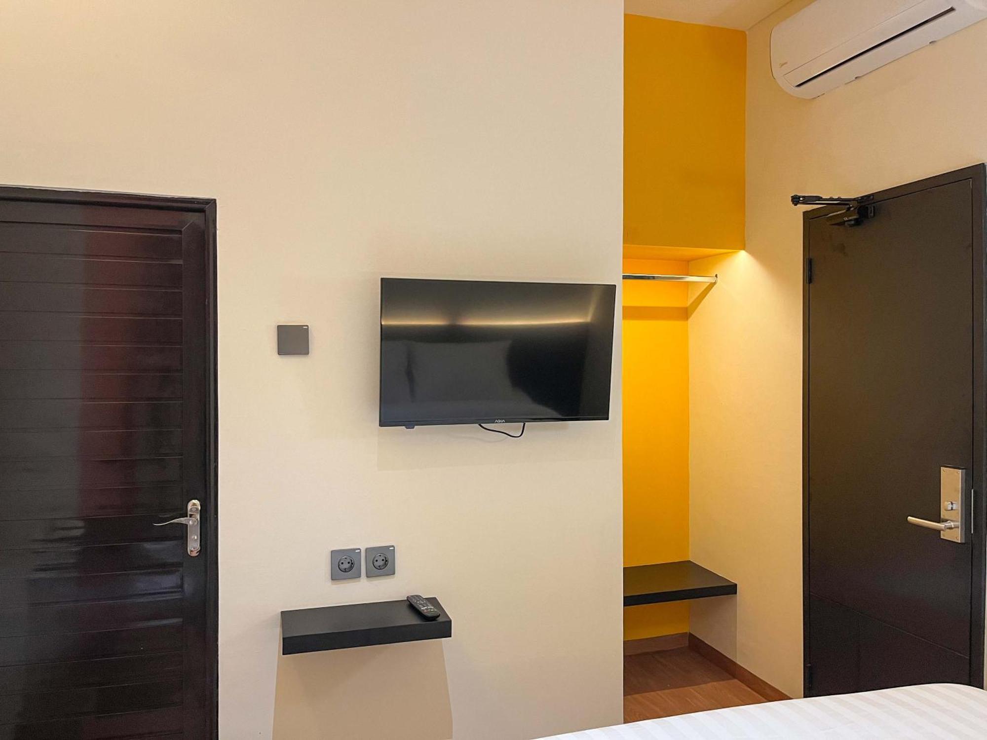 Sans Hotel Premiere Majapahit Semarang Exterior foto