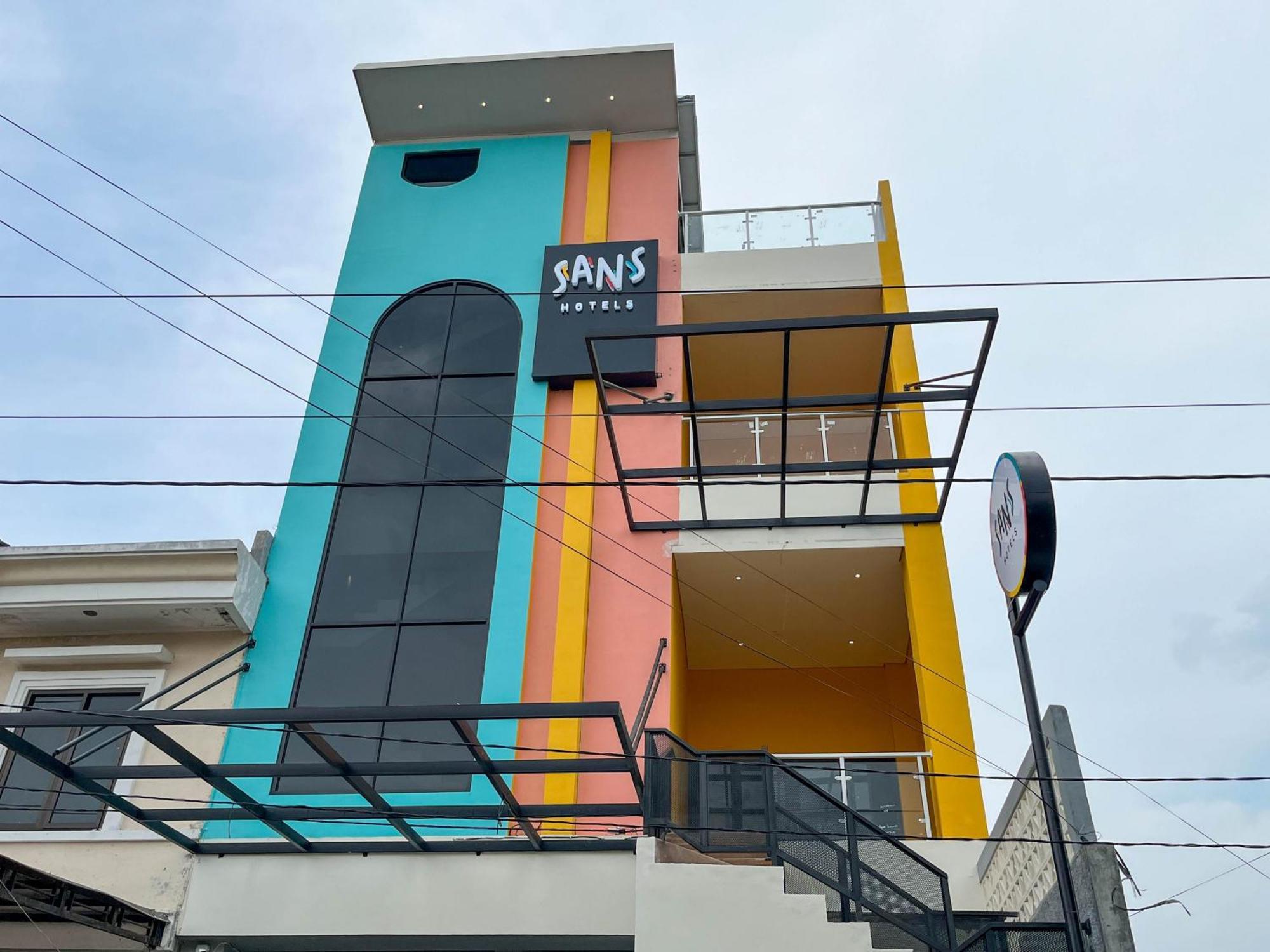 Sans Hotel Premiere Majapahit Semarang Exterior foto
