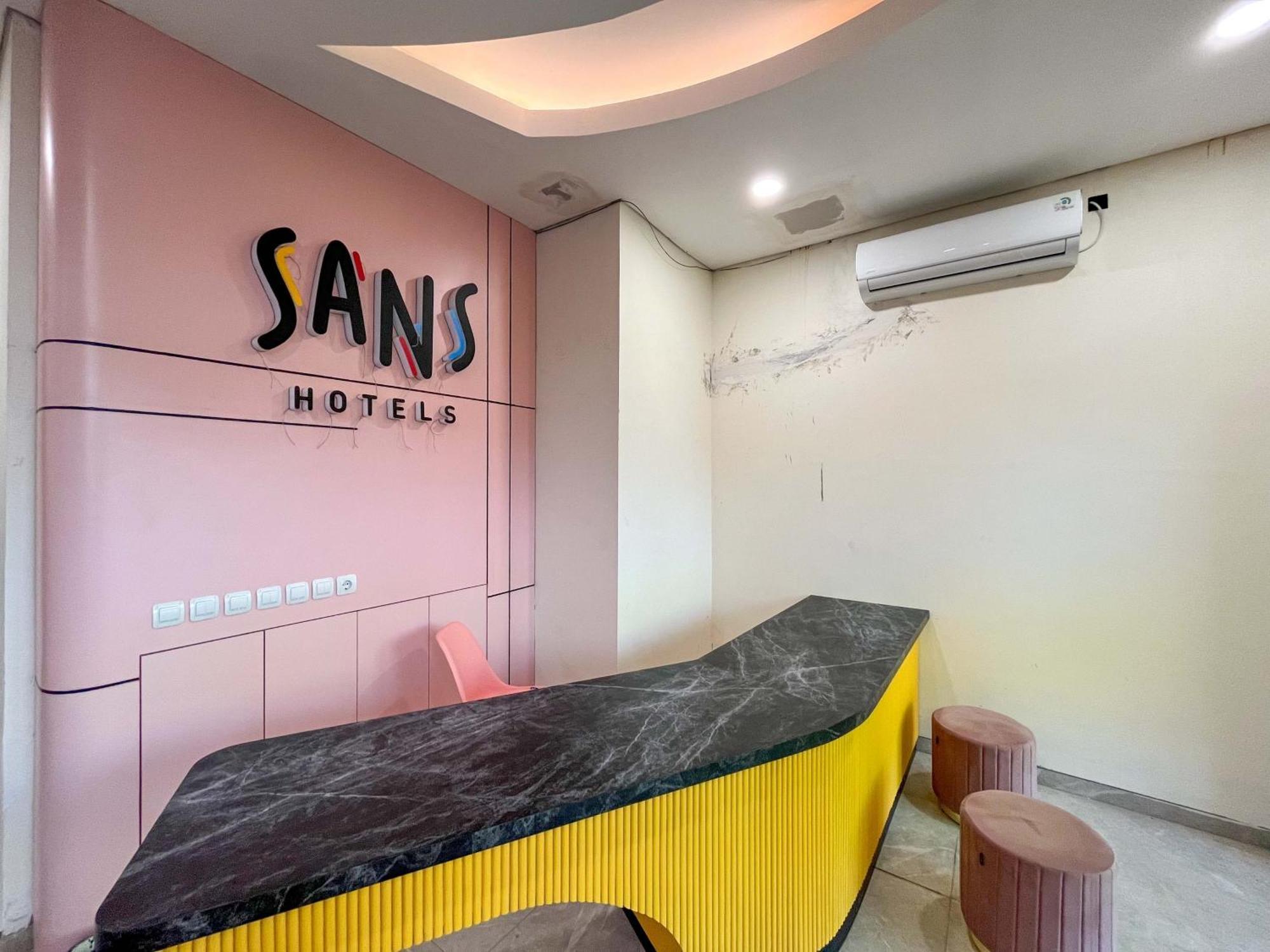 Sans Hotel Premiere Majapahit Semarang Exterior foto